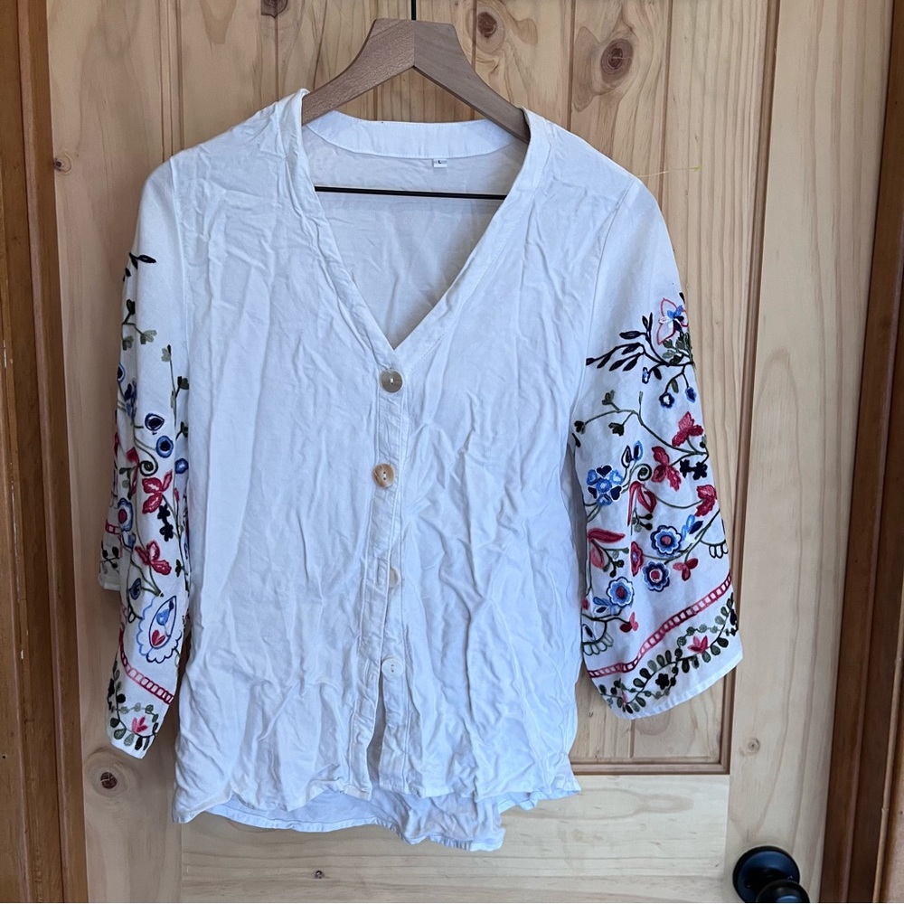 5/$30🦄 Embroidered Boho Top